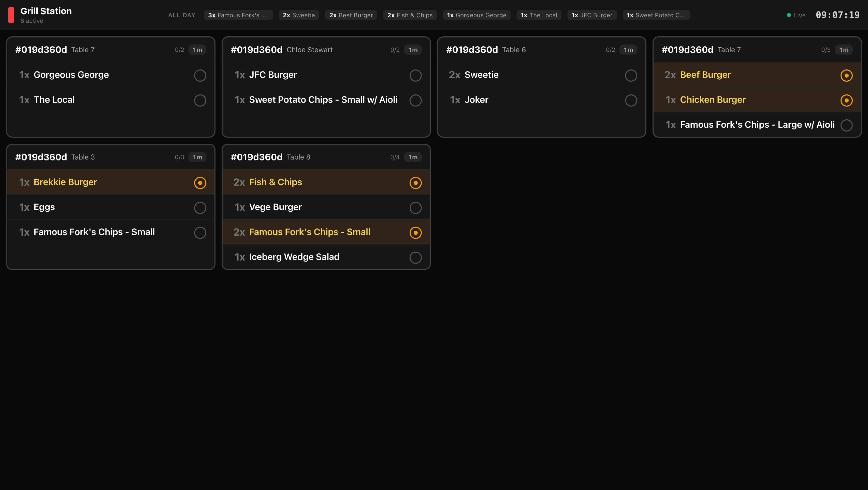 SmakSpace kitchen display system showing active orders by station